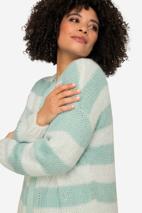Cardigan oversized avec coupe ouverte, encolure en V et manches longues. Larges rayures