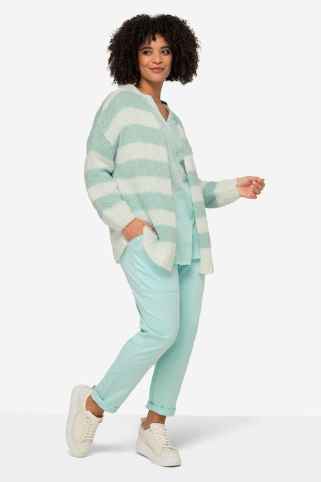 Cardigan oversized avec coupe ouverte, encolure en V et manches longues. Larges rayures
