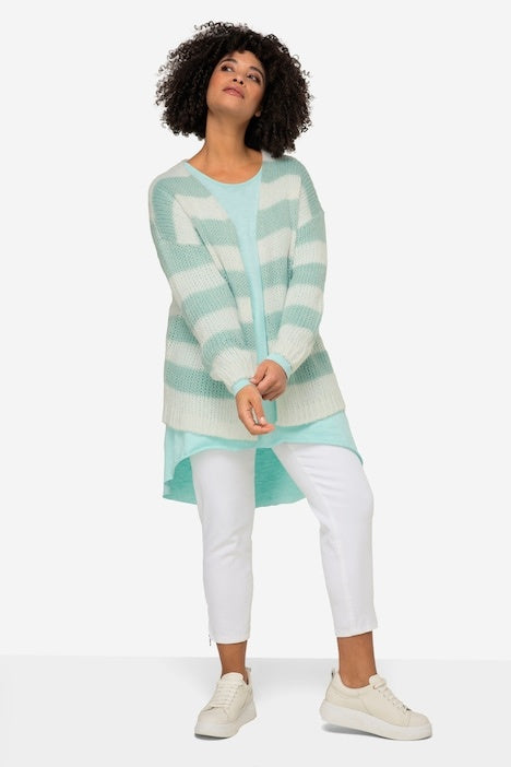 Cardigan oversized avec coupe ouverte, encolure en V et manches longues. Larges rayures