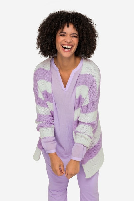 Cardigan oversized avec coupe ouverte, encolure en V et manches longues. Larges rayures