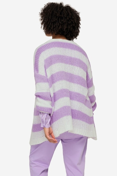 Cardigan oversized avec coupe ouverte, encolure en V et manches longues. Larges rayures