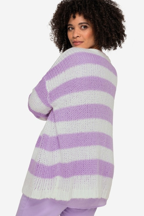 Cardigan oversized avec coupe ouverte, encolure en V et manches longues. Larges rayures