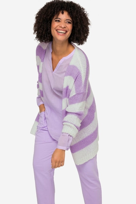 Cardigan oversized avec coupe ouverte, encolure en V et manches longues. Larges rayures