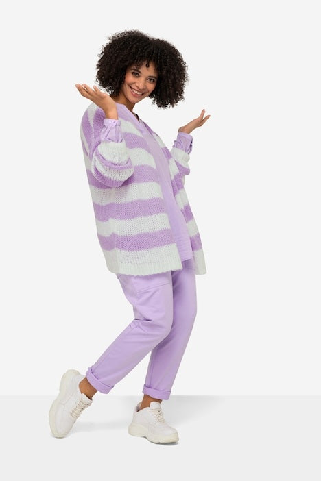 Cardigan oversized avec coupe ouverte, encolure en V et manches longues. Larges rayures